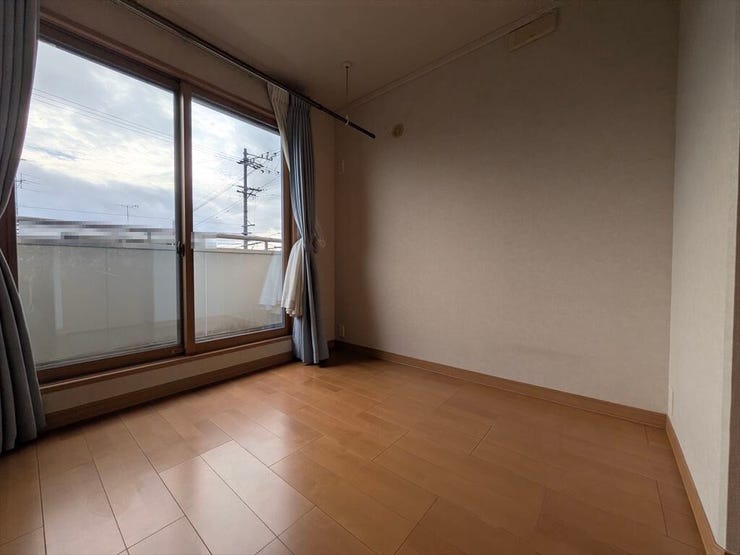 バルコニーに面した明るい洋室