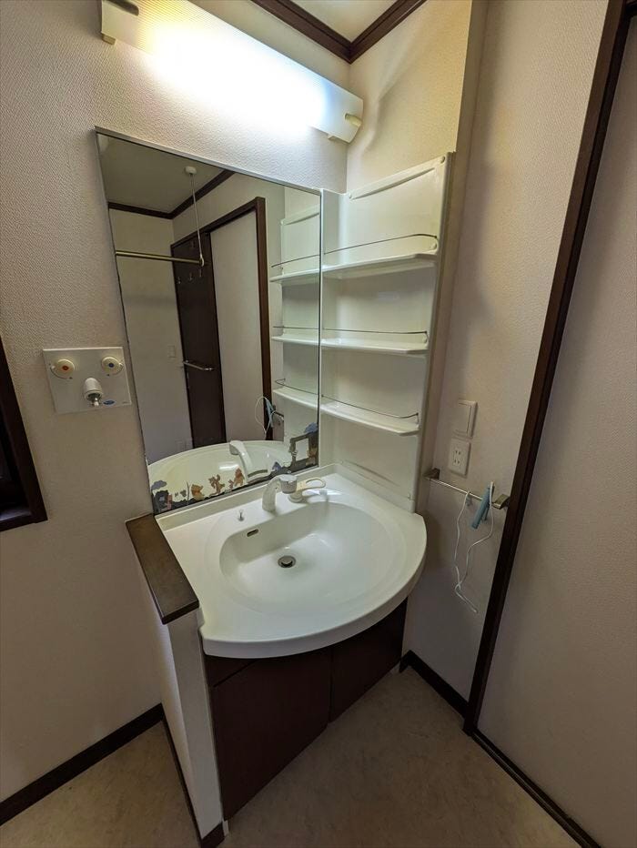 小物収納付き!物で溢れがちな空間も整理整頓できそうです