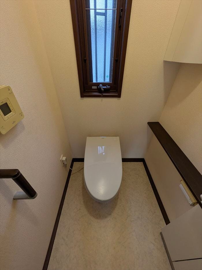 トイレットペーパーや洗剤、消臭剤などの保管に便利な収納を設け、生活感がでにくいでしょう