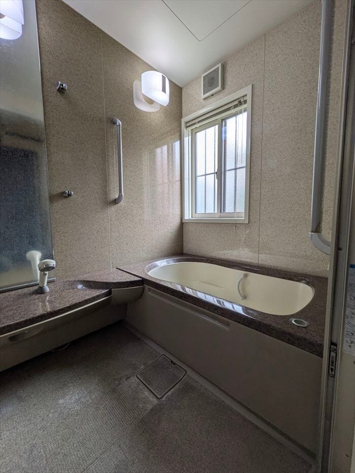 毎日の疲れも吹き飛ぶ浴室♪
足も広げてゆったりくつろげます。