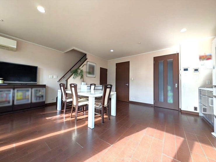 人気のリビングイン階段。
家族と顔を合わせる機会が多くなる間取りです。
2025/11/6撮影