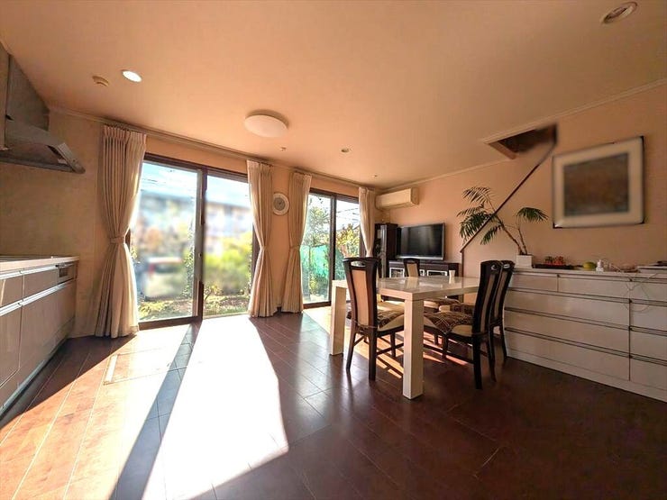 日当たりのよい温かい雰囲気の広々LDKスペース。
2025/11/6撮影