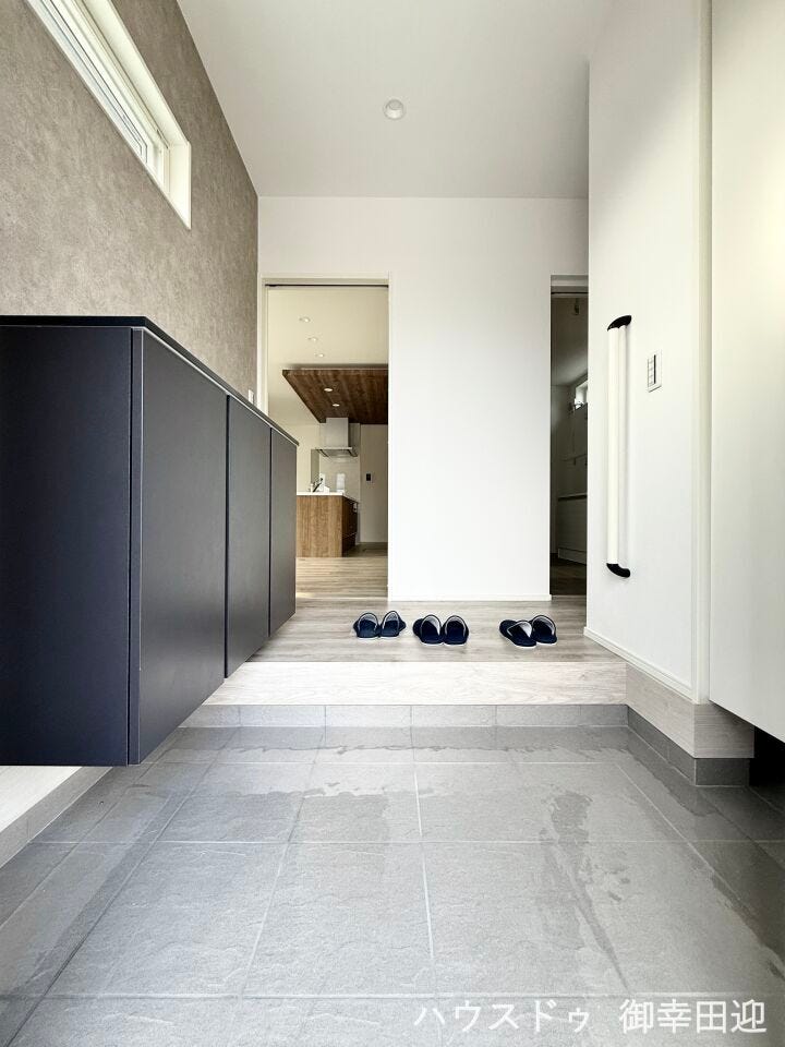 ■「しまう」が叶える、美しい玄関■大容量のシューズボックスがあることでいつも整理された、気持ちの良い「家の顔」を保てます。