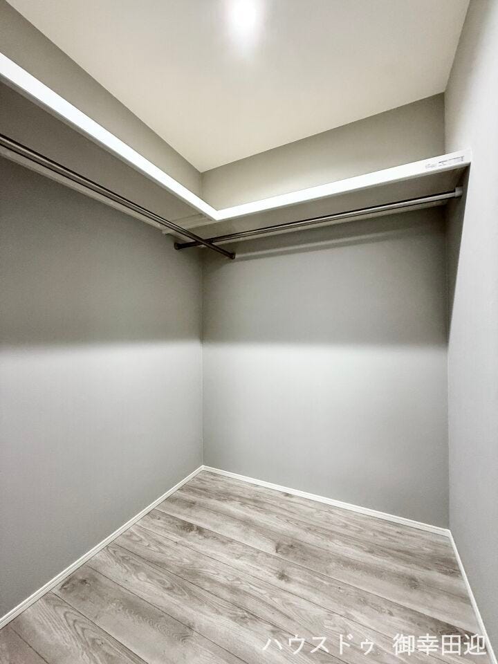 ■□■2階8.0帖洋室WIC■□■衣類から小物まで一ヶ所に集約。整理整頓がしやすく、毎日のコーディネートが楽しくなるゆとりの収納です