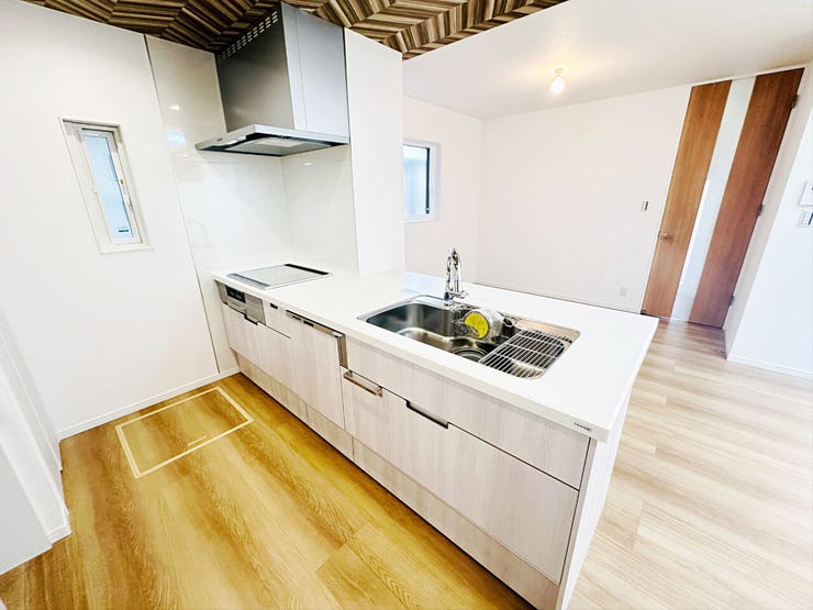 家族との会話が弾むカウンターキッチン。料理しながらもリビングの様子を見渡せる設計です♪