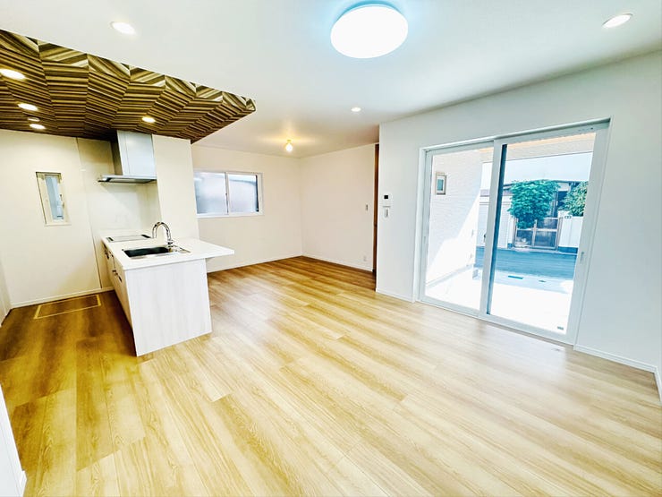 大きな窓がありますのでお日様の光をしっかりと取り込めます♪ご家族が集まる場所だからこそこだわりたいリビング♪