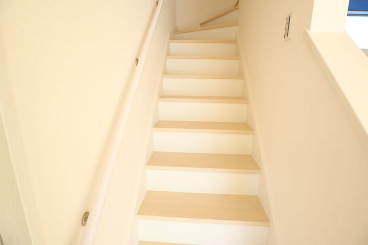 ◇階段◇ 同仕様
手すり付きの階段♪
段差を緩やかに設計していますので、小さなお子様やご年配の方にも安心です♪