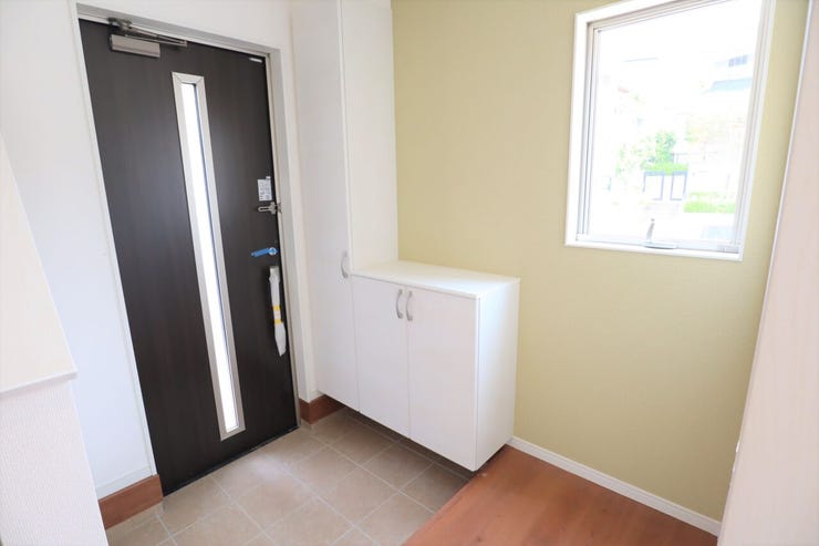 ◇玄関◇ 同仕様
シューズボックス付きの玄関♪
玄関がスッキリとお使いいただけます♪