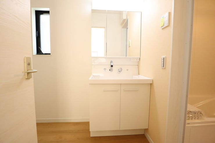 ◇洗面所◇ 同仕様
シャワー付き洗面化粧台♪
三面鏡付で朝の身支度もラクラクです♪