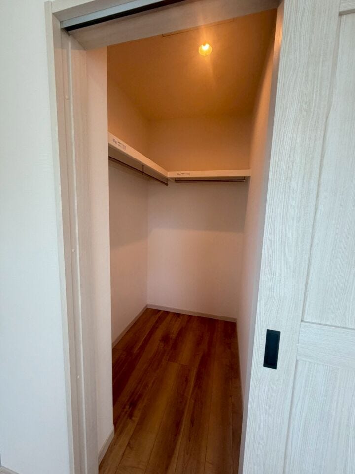 2階8帖洋室のウォークインクローゼット