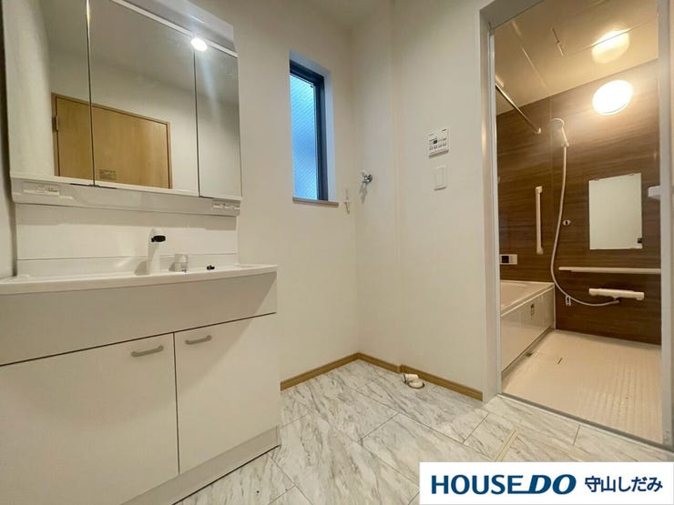 【洗面台/洗面所】日常の使い勝手の良さにこだわった清潔感のある洗面化粧台。大きな鏡が特徴です。鏡の裏に歯ブラシや化粧水、整髪料などの小物を隠して収納でき、生活感を出さずに綺麗な空間を保てます。