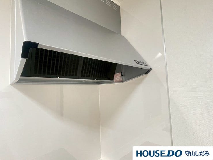 【レンジフード】上品な広々ワイドキッチンです。レンジフードもすっきりとした造りなので圧迫感もございません。照明もあり明るい空間の中で毎日お料理することが可能です。収納スペースも広いのが嬉しいですね。