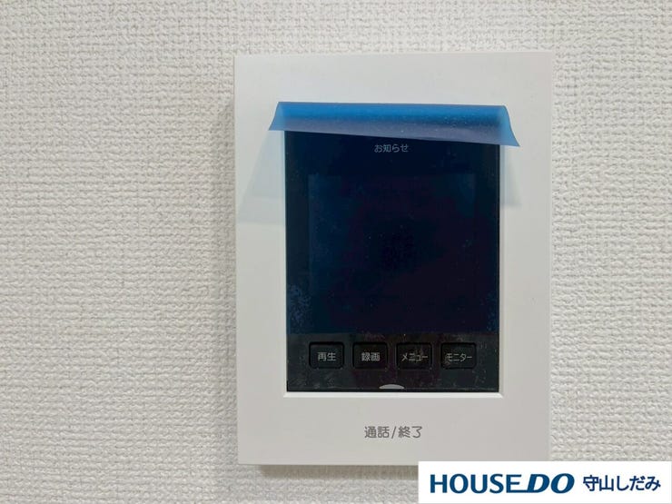 【インターホン】来客時に便利なモニター付インターホン。玄関ドアを開けることなく夜間でも訪問者の顔をモニターで確認できるため、トラブル防止にも繋がります。奥様やお子様のみのご在宅でも安心の防犯設備です!