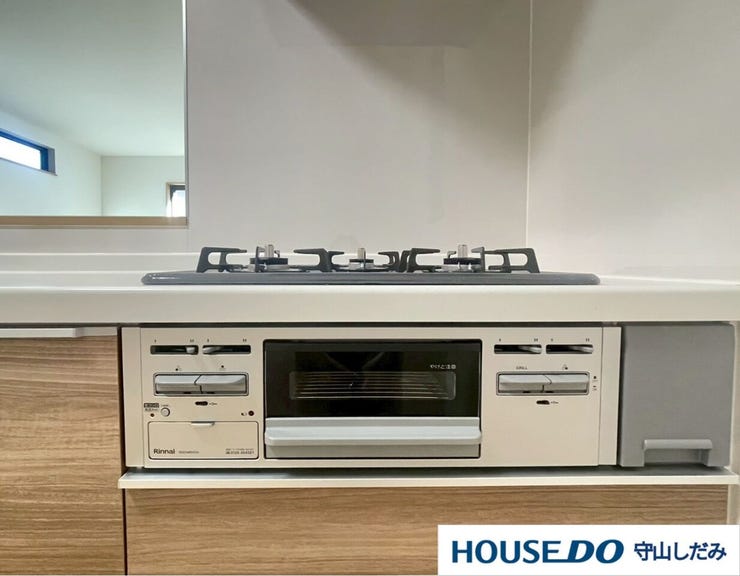 【3口コンロ】3口コンロ付きなので、お料理がはかどります。メイン料理2品を手前のコンロで調理しながら、奥の小バーナーで汁ものを調理するなど、複数の調理を一度に行うことができます。時短調理に繋がります!