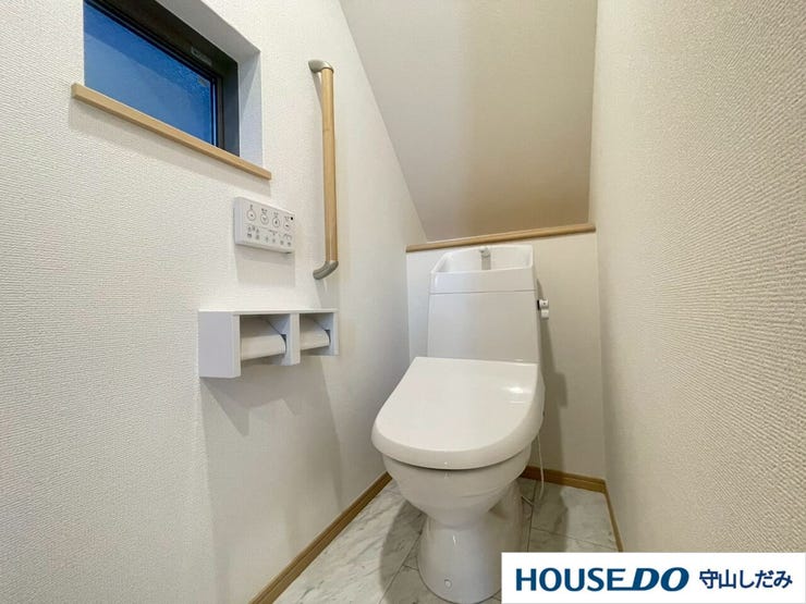 【トイレ】空気の換気と光の明るさに配慮した清潔感のあるトイレです。ご自分の好きなアロマや芳香剤を置いて落ち着く空間を演出するもの良いですね♪1人になれる空間ですから、リラックスしたいですね。