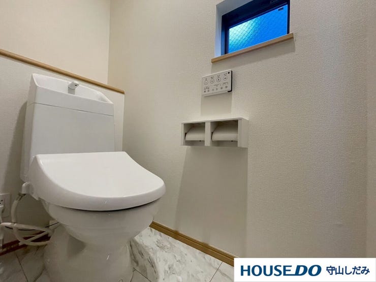 【トイレ】明るく、ひろびろとしたトイレです。掃除もしやすく、綺麗を保てます。ご自分の好きなアロマや芳香剤を置いて落ち着く空間を演出するもの良いですね♪1人になれる空間ですから、リラックスしたいですね。