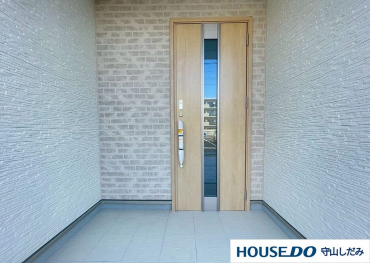 【玄関ポーチ】広々とした玄関ポーチです。わが家に帰った時に言う「ただいま」その言葉が何十年にもわって元気よく響くような、家族が帰りたくなる快適な住まいがテーマです。