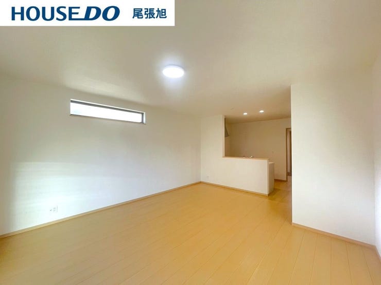 【リビング】光が優しく差し込む明るいリビング♪自然と家族が集まり、最高の家族団らんのお時間をお過ごしいただけます♪ひろびろとしたLDKで、ソファや4人掛けテーブルを置いても使いやすい配置です。