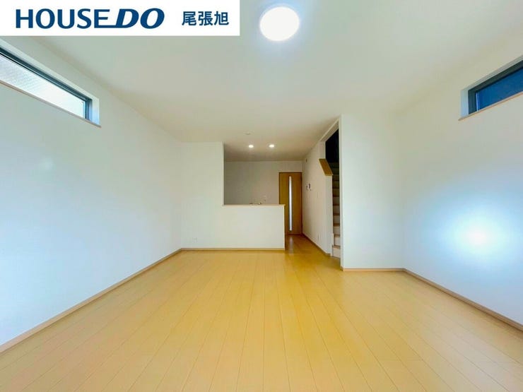 【リビング】開放感のあるリビング。掃き出し窓から採光を確保することができ、明るい空間で家族団らんできます♪ダイニングテーブルを置いてもゆとりのある広さなので、心地よい食事の時間をお過ごしいただけます♪