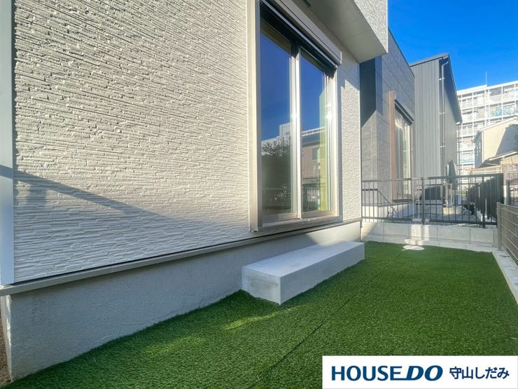 【お庭】自宅の庭でバーベキューをするというのも、マイホームでの憧れの過ごし方ですね。煙等でご近所の迷惑にならないよう気使う必要がありますが、キャンプ場に行かずに自宅で楽しめるのは、庭があるからこそ。