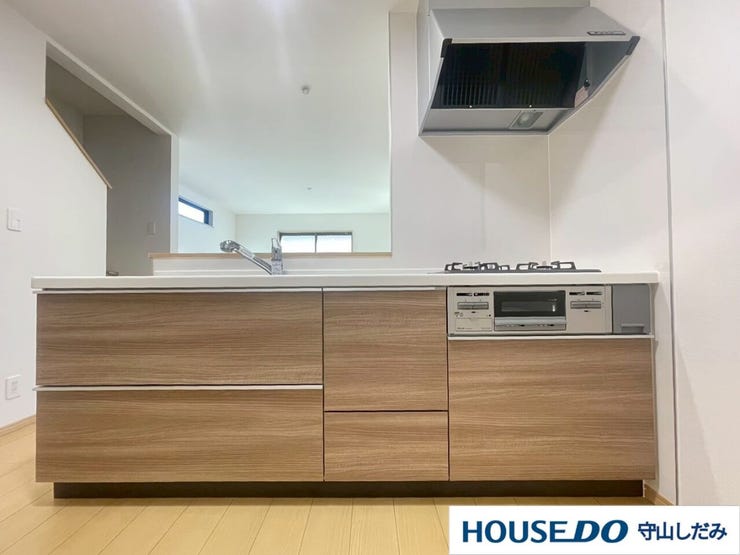 【キッチン】収納豊富でお手入れの簡単なシステムキッチン。汚れてもさっと綺麗にできます。収納スペースは、お料理に使うグッズや調味料などをすっきり収納できます。綺麗なキッチンだとお料理もはかどりそうです。