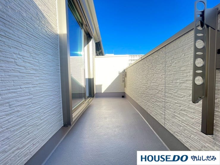 【バルコニー】日当たりの良い広さ十分の使い勝手の良いバルコニー。お布団や衣類などのお洗濯物を気持ちよく干せそうです♪南面にあり陽当たり良好!たっぷり陽を浴びたお布団や衣類は気持ちよさそうです♪