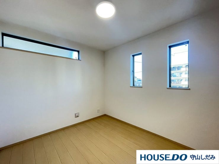 【洋室】多数の洋室があるため、それぞれ各部屋でプライベート空間をお楽しみいただけます。収納も完備しているのですっきりとしたお部屋でお寛ぎいただけます。2面採光のため、日当たりも良好です!