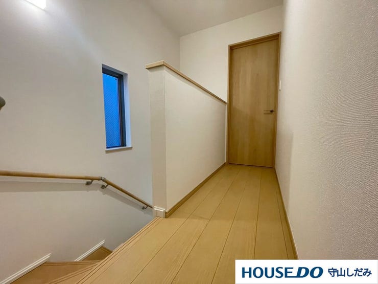 【2階 廊下・ホール】階段を上ってすぐ目の前に広がる広々としたホールです。2階の廊下であっても、十分な日当たりが確保できます。風通しも良いため、ホールで室内干し用ホスクリーンを施工しても良いですね。