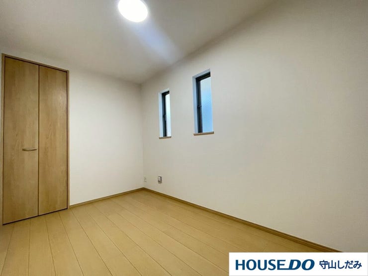 【洋室】丁度いいサイズの洋室です。トレンドになりつつあるのが、広過ぎず、快適すぎない子ども部屋。勉強と寝るだけの部屋にすることで閉じこもりがなくなり、リビングで過ごす時間が増えると言われています。