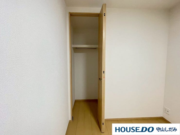 【クローゼット】洋室にある収納です。高さと奥行きがあり、かさばりがちな衣類をまとめて収納できます。各部屋収納たっぷりの間取りとなっております。部屋ごとに設けた収納は住みやすさへのこだわりです。