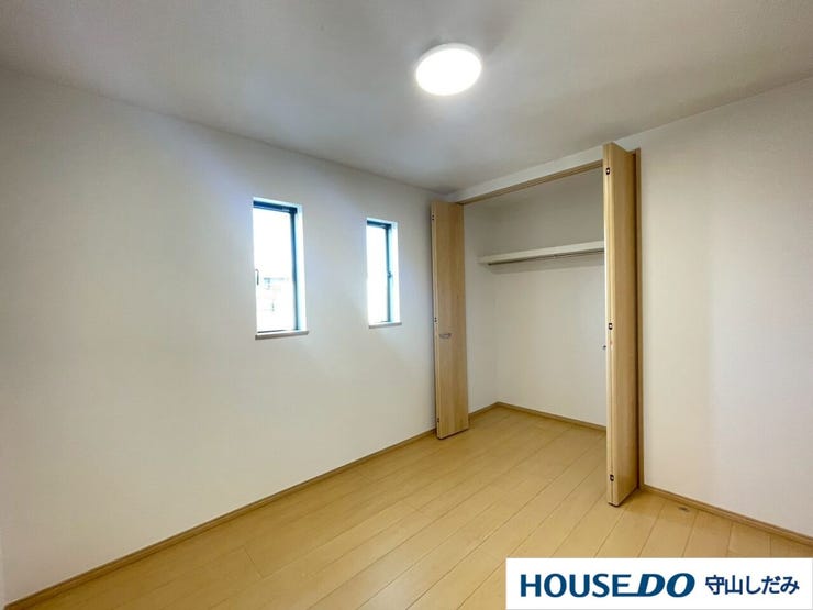 【クローゼット】洋室にある大容量のクローゼットです。枕棚付きで、小物の収納も便利!お隣の洋室にも大容量のクローゼットが付いています♪各部屋収納たっぷりございます。お部屋をすっきりと保てそうですね♪