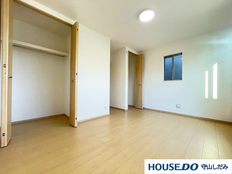 【洋室】広々とした洋室です♪ゆとりのある洋室はご夫婦の主寝室にいかがですか?♪クローゼット付きなので収納にも困りません。各居室収納はたっぷりあるので、お部屋をすっきりと保てそうです♪