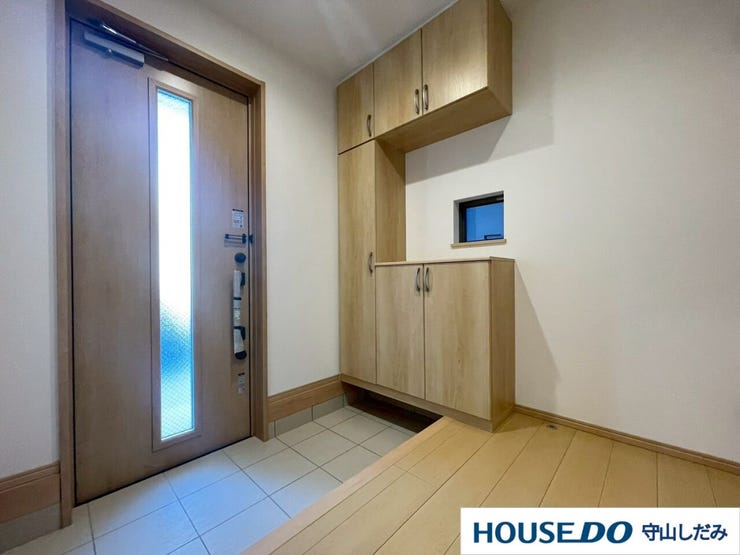 【玄関】大容量のシューズボックスが付いた玄関です。ご家族の靴もすっきり収納できます。綺麗な玄関を保てそうです♪窓も付いており、明るい空間です。帰ってきたくなるマイホームをご家族でつくりあげたいですね♪