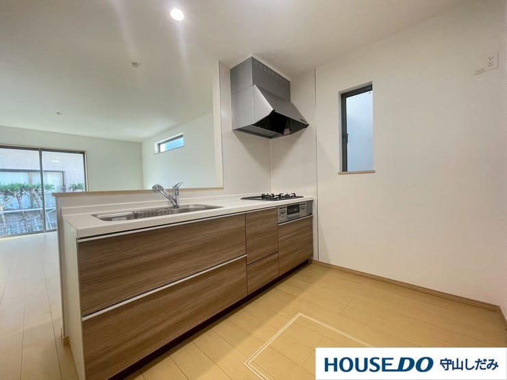 【キッチン】調理道具や食器などをたっぷり収納でき、お手入れも簡単なシステムキッチンを採用しました♪毎日のお料理を効率的にしてくれる動線は「1分でも家事の時間を短縮したい」という思いを叶えてくれます♪