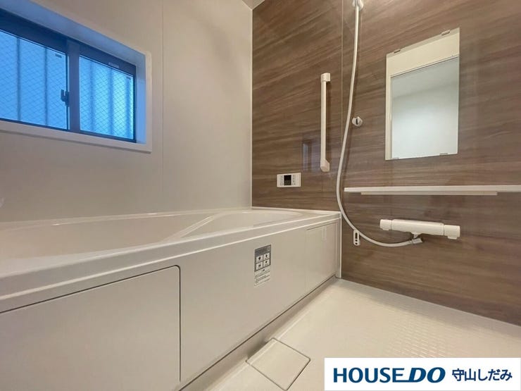 【浴室】自然の光と風を感じる、心地よい浴室空間。浴室に窓を設けることで、朝日や夕日が差し込む爽やかな空間が広がります。湿気やカビの防止にも効果的で、換気がスムーズに行えます。