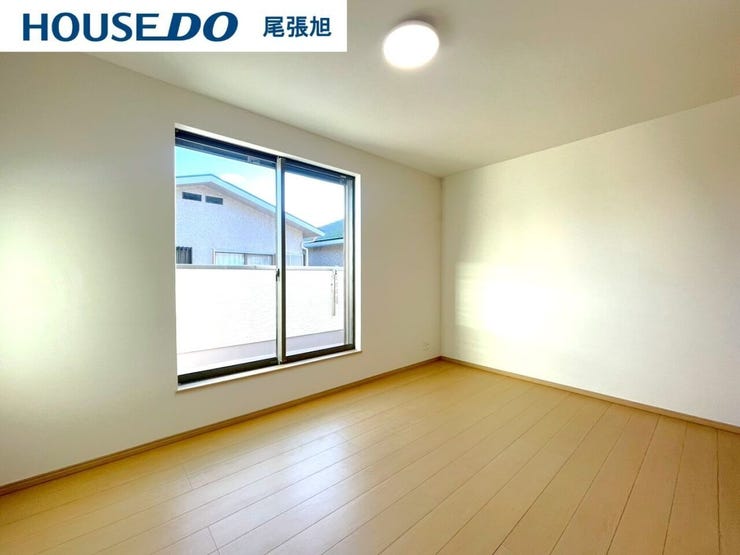 【洋室】明るい雰囲気の洋室です。広々とした明るいお部屋で、陽射しもたっぷり入ってきます。収納もご夫婦の衣類がたっぷり収納できるクローゼットがございます。ご夫婦のご主寝室にいかがでしょうか♪