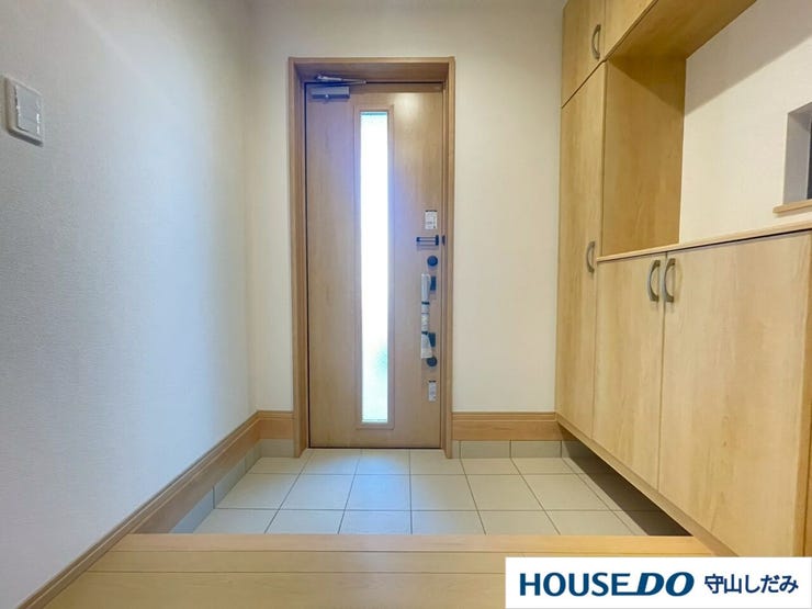 【玄関】帰宅時ホっと安心できる演出をそれぞれのご家庭好みにカスタマイズできます。そして大容量のシューズボックスがあります。可動棚付きなので背の高い靴も収納できます。すっきりした玄関で気持ちのいい朝を♪