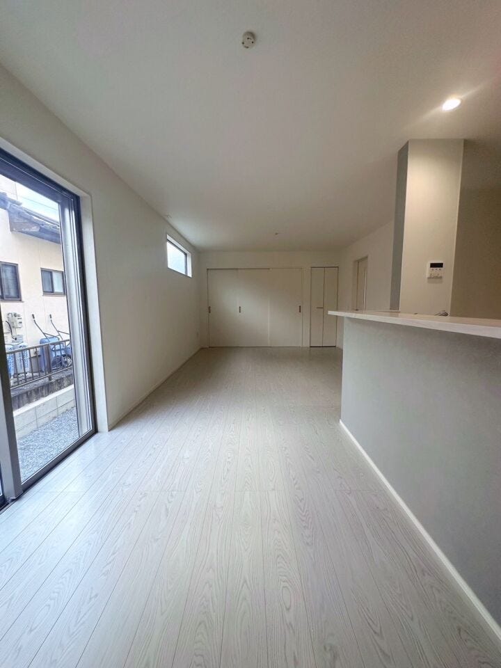 掃き出し窓がある明るいダイニングです♪