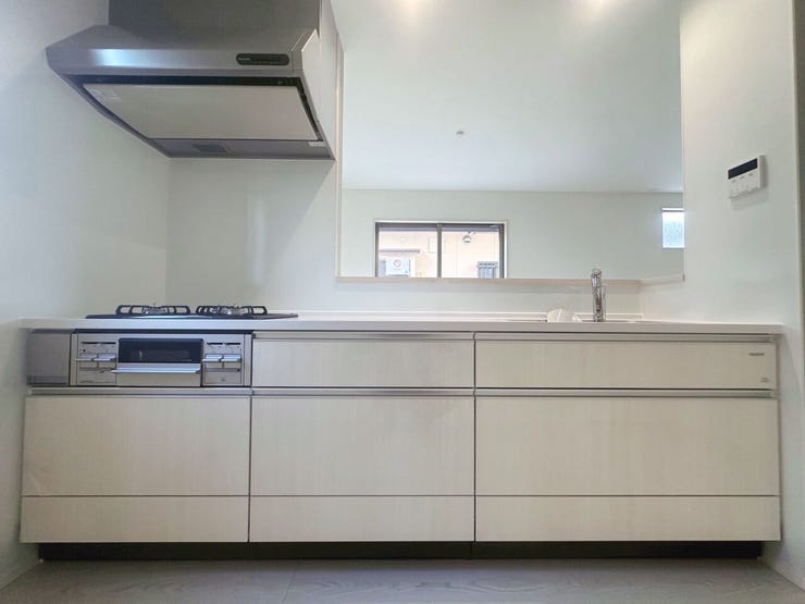 明るい色味で清潔感のあるキッチン♪対面式キッチンで家族とのコミュニケーションがとりやすいですね♪