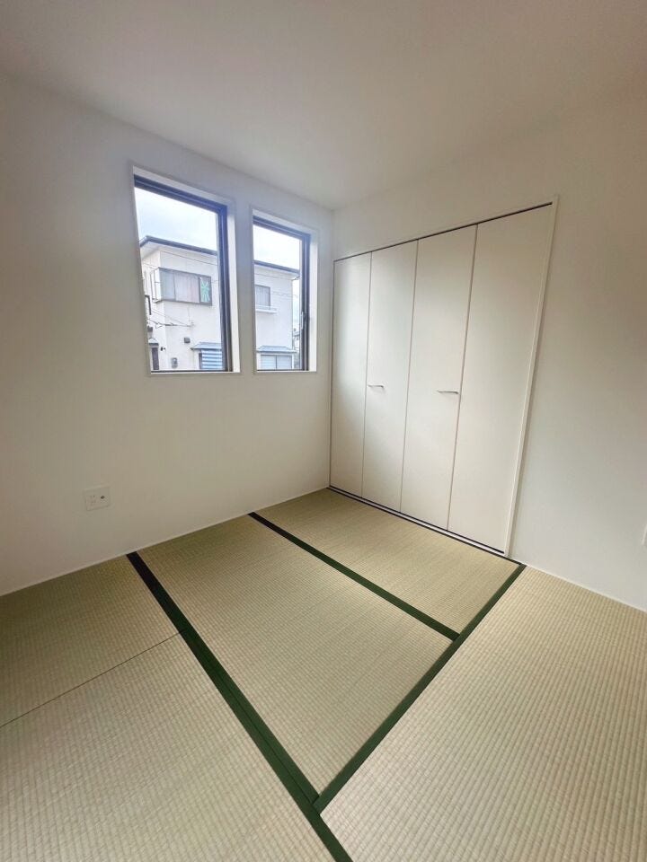 LDKと隣接している多目的に使える4.5帖の和室♪畳があるとホッとします♪