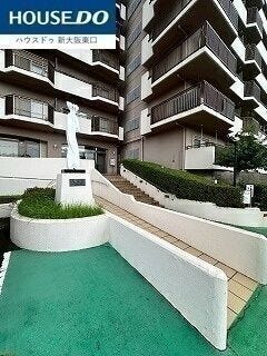 エントランスです。
美しい緑とおしゃれな像がお出迎え!!
何だかバブリーな雰囲気!