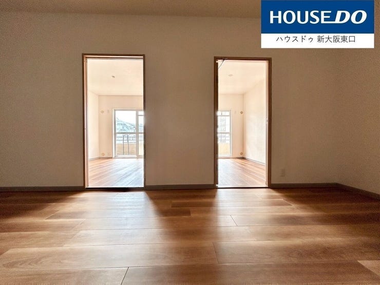 14.5帖の広々LDK
左は6.5帖の寝室です。
右に5帖の洋室があります。
南向きにバルコニーがあるので、明るいですよ。