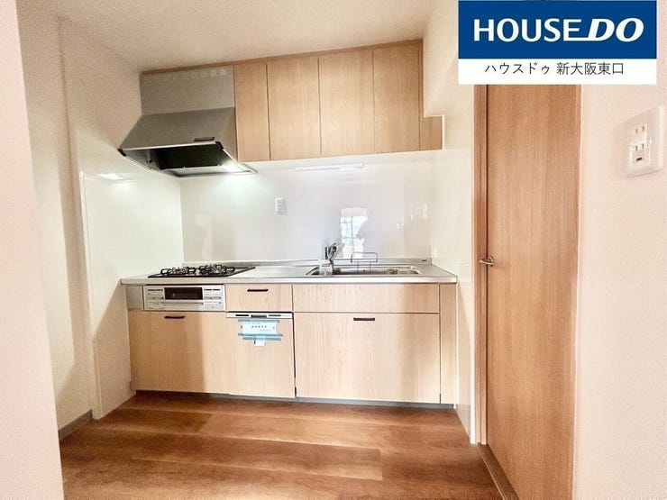 食器乾燥機・三口コンロ・グリル付きのシステムキッチンです。