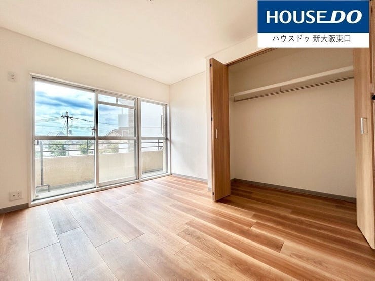 南向きバルコニーと大きめのクローゼットがある寝室です。