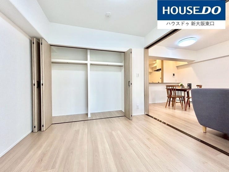 5.8帖の洋室です。
東向きにバルコニーがあります。
右は12.6帖のLDK です。