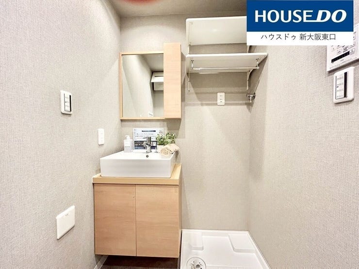 おしゃれな洗面台と壁棚つきの洗面所です。