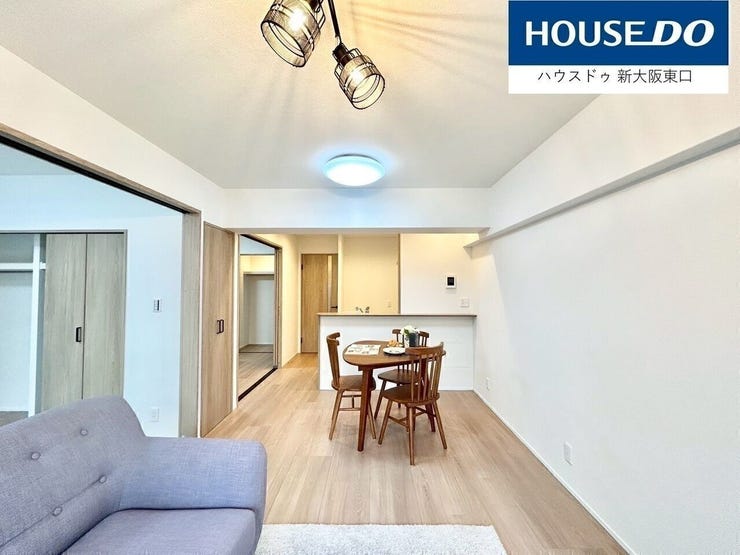 12.6帖のLDKです。
東向きにバルコニーがあり陽当たり良好です。
左手前はは5.8帖の洋室です。
左奥はは5帖の子供部屋です。