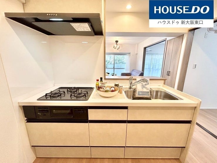 三口コンロ・グリル付きの対面型のシステムキッチンです。