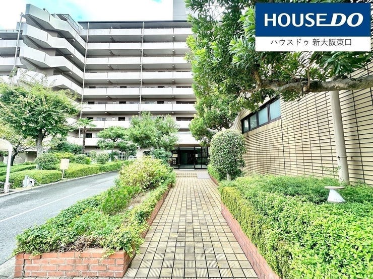 エントランスは植栽がしっかりと手入れされておりとても美しいです。