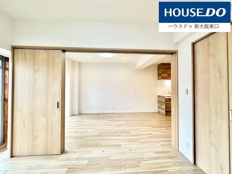 洋室の扉は、上から吊っているスライドタイプ。
とても軽くて使い勝手が良いです。